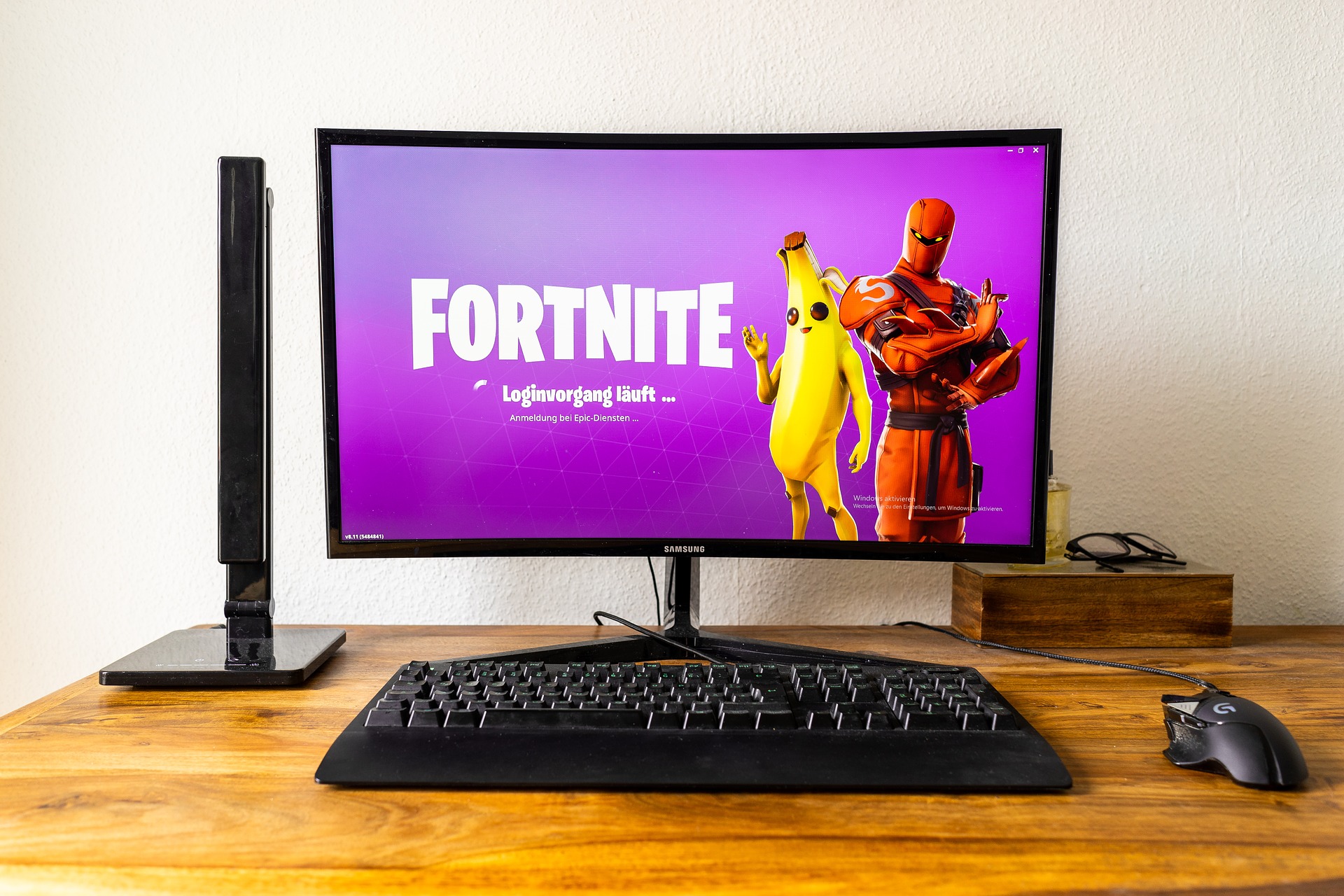Imagem PC Gamer com background de Fortnite